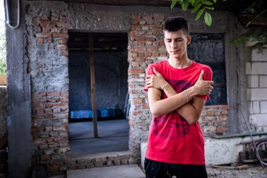 Cristi spune că s-a crescut singur, “părinţii erau prea ocupaţi să se certe”
