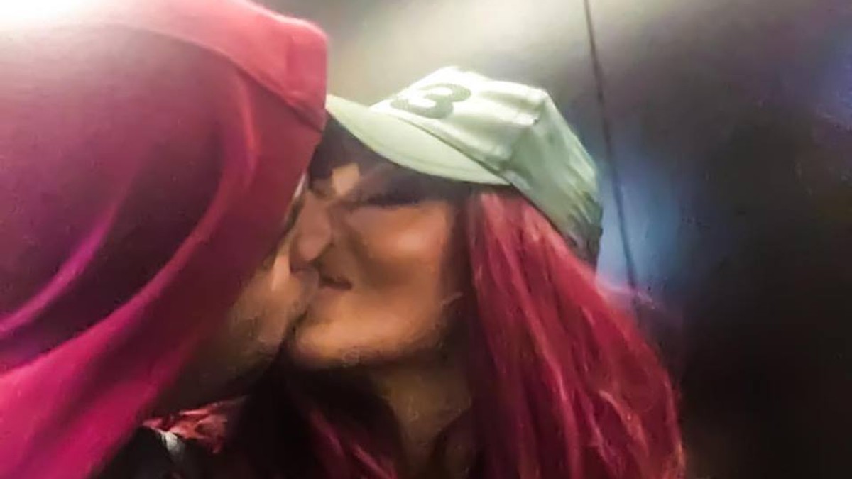 Oana Zăvoranu și soțul ei, romantici în lift. Au renunțat total la inhibiții