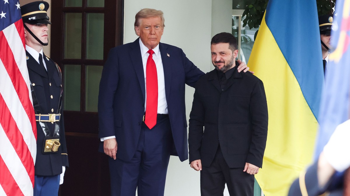 Președintele american Donald Trump (stânga) îl întâmpină pe președintele ucrainean Volodimir Zelenski la Casa Albă, înainte de întâlnirea lor cu liderii europeni.
