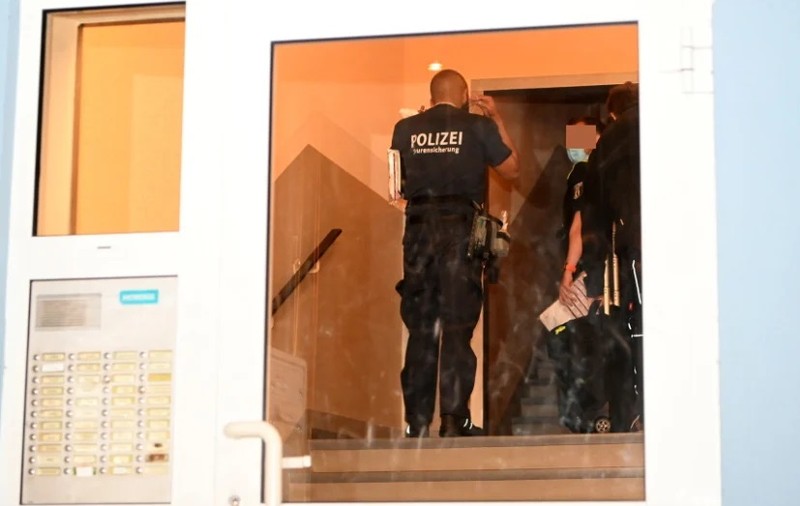 Un tată s-a dus cu bebelușul de 3 luni mort în portbagaj, la spital, în Berlin. Polițiștii l-au arestat imediat după ce medicii au văzut copilul