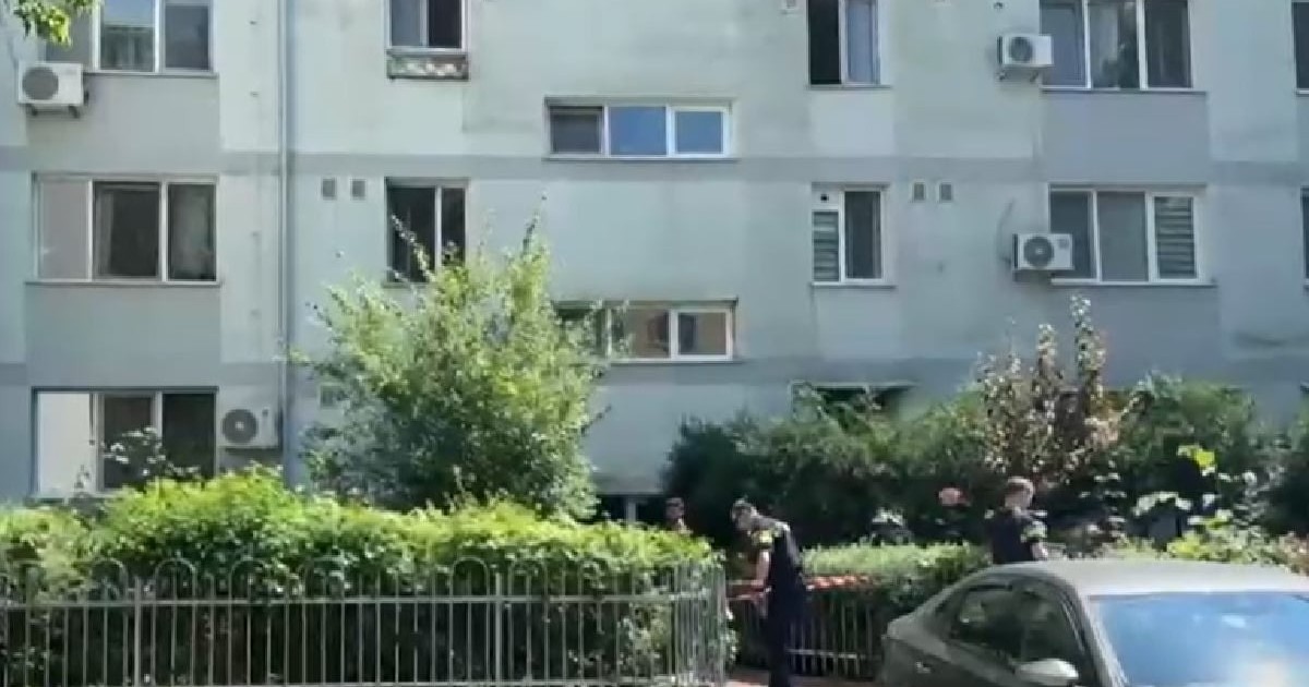 Polițiștii u delimitat zona, după ce au fost sesizate scurgeri de gaze la un bloc