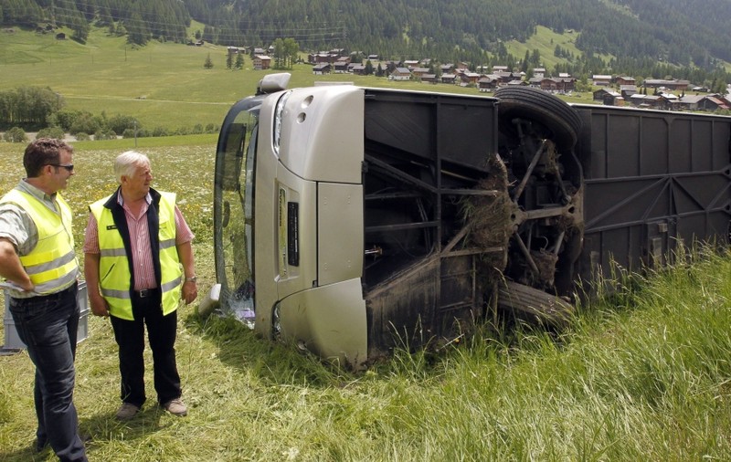 Două persoane au fost rănite, după ce un autobuz s-a răsturnat pe DN 2D 