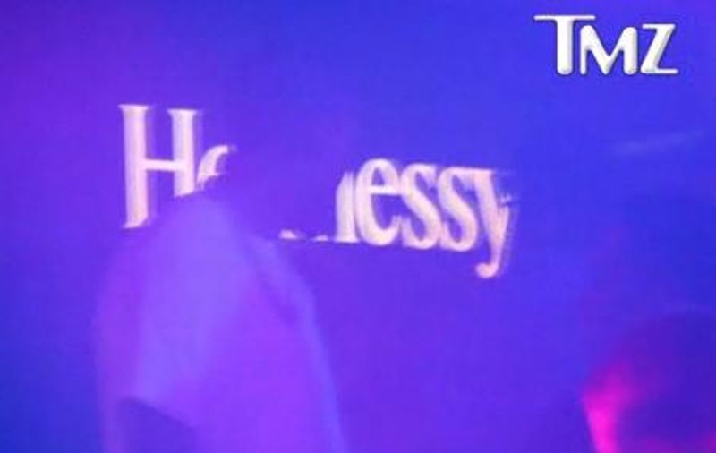 Chris Brown o rupe pe muzica Rihannei! Vezi cum a dansat rapperul pe piesa celei pe care a bătut-o! VIDEO