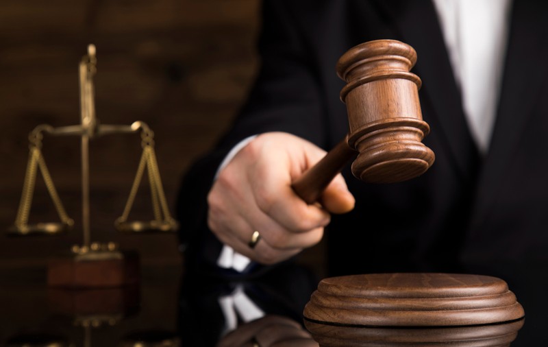 Condamnări cu suspendare în dosarul cu pronunțarea amânată timp de un an. Al treilea inculpat a scăpat de proces prin prescriere