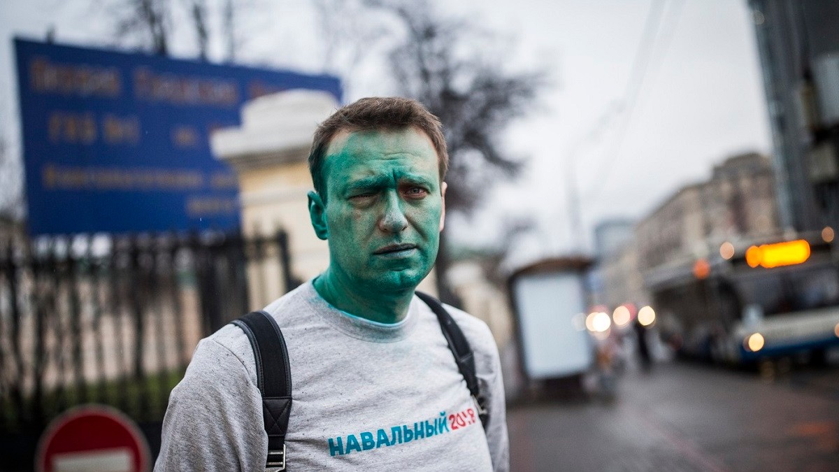 Aleksei Navalnîi are fața colorată în albastru, după ce a fost stropit cu un antiseptic de un necunoscut, la Moscova, în 2017