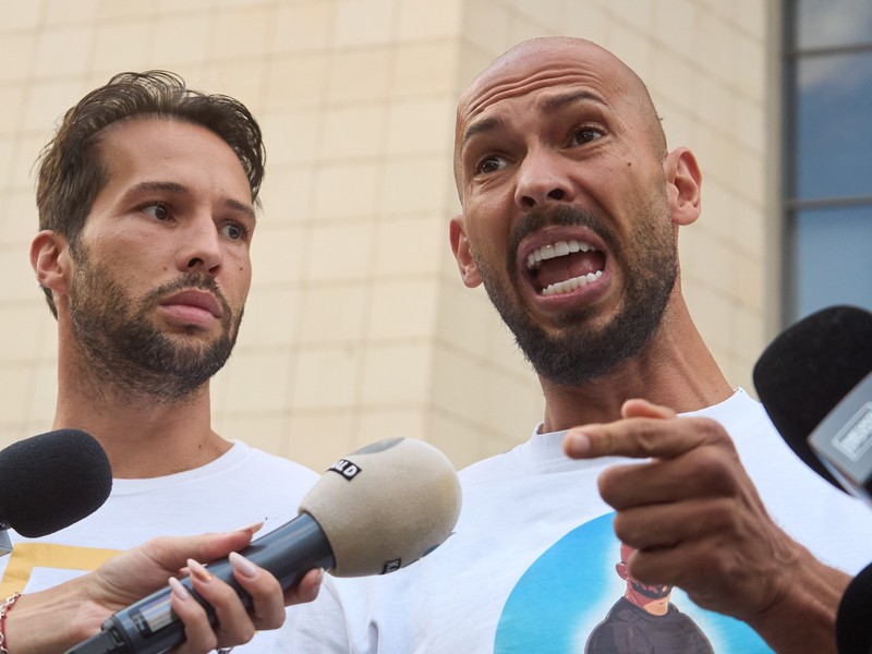 Andrew Tate (dreapta) și fratele său, Tristan Tate (stânga), părăsind Tribunalul din București pe data de 22 august 2024