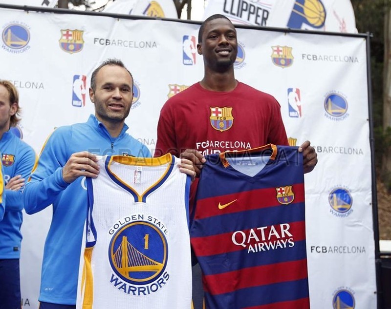 Fotbaliștii Barcelonei s-au antrenat cu starurile NBA de la Golden State Warriors / VIDEO