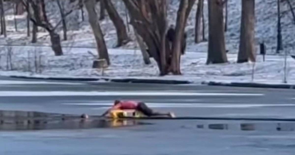 Momentul în care un cetățean nepalez salvează o fetiță de 5 ani din lacul înghețat din Craiova, se vede cum barbatul , intins pe o sanie, inainteaza pe lacul inghetat si intinde mana sa prina copilul. in jur se vede zapada si copaci