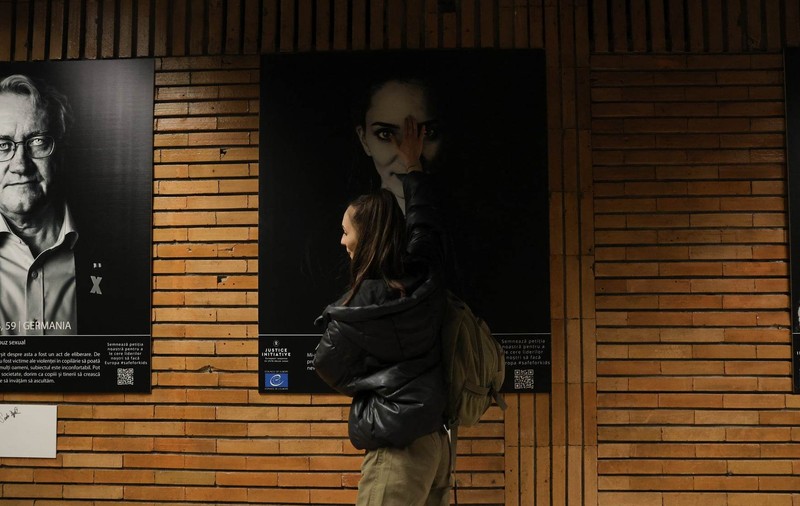 „Aici sunt eu”. Imagini tulburătoare la metrou cu expoziția de portrete ale supraviețuitorilor abuzurilor din orfelinate