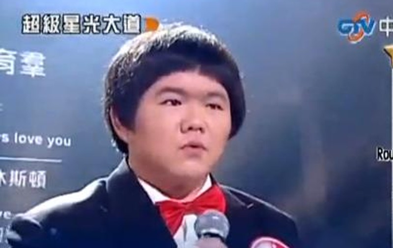 INCREDIBIL! Dacă asculţi cu ochii închişi, ai jura că o auzi pe Whitney Houston. Vi-l amintiţi pe bărbatul care cântă SENZAŢIONAL "I Will Always Love You"? | VIDEO