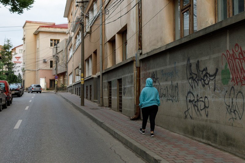 Tânăra de 22 de ani a revenit în orașul natal pentru a-l înfrunta pe cel care a abuzat-o sexual pe când avea 12 ani