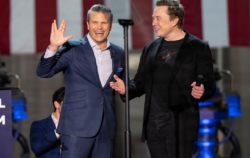 Elon Musk (dreapta), alături de Pete Hegseth, șeful Pentagonului, la un eveniment. Imagine cu caracter ilustrativ Sursa foto: Profimedia