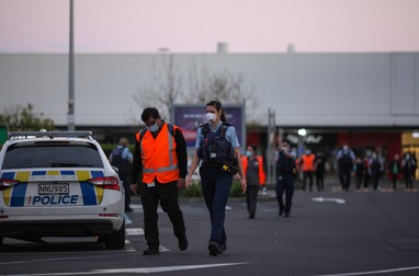 Forțele de ordine în fața supermarketului din Auckland (Sursa foto profimedia)