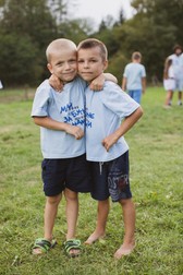 Vlad, stânga, și fratele său, în tabăra de reabilitare din Spania