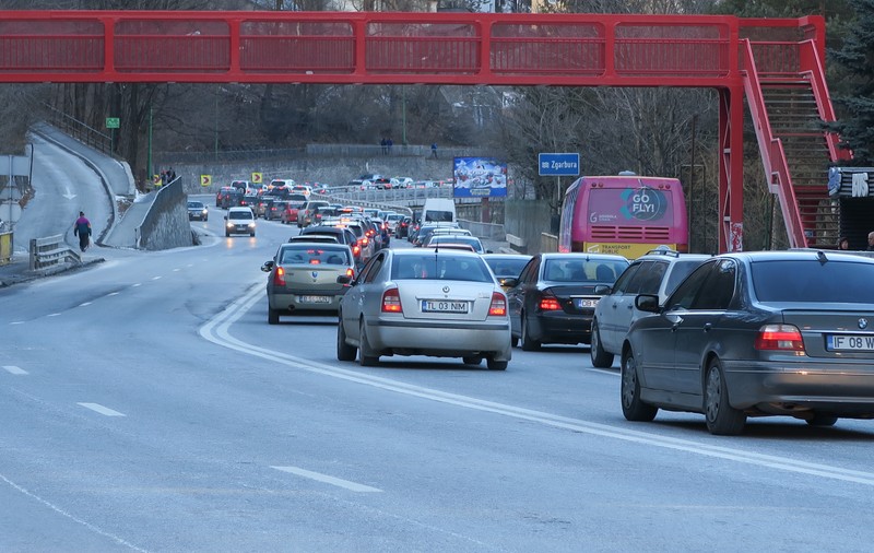 UPDATE: Femeia căzută de pe podul care supratraversează DN1, în zona orașului Câmpina, a murit. Incidentul teribil i-a îngrozit pe șoferi