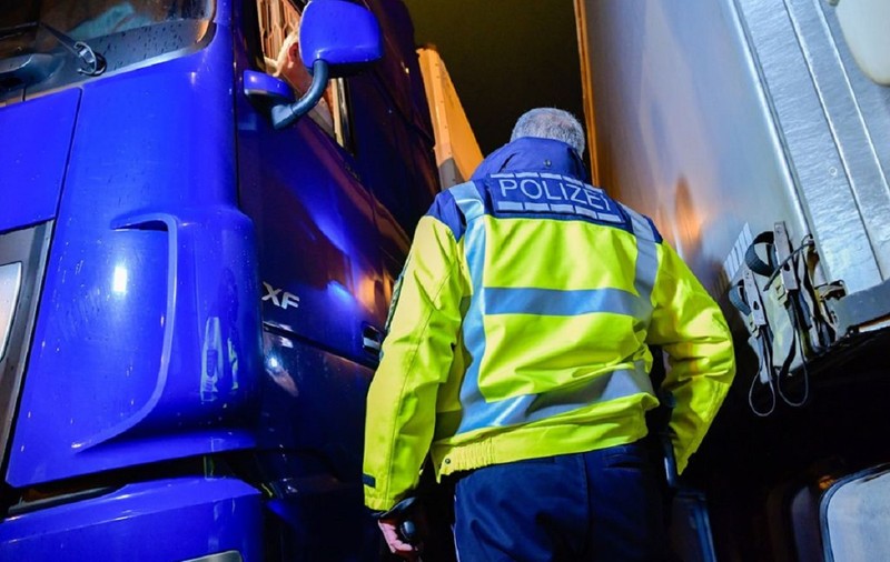 Un șofer român de TIR și-a sufocat colegul de echipaj și l-a atacat cu un cuțit, în parcarea unde se odihneau, în Austria