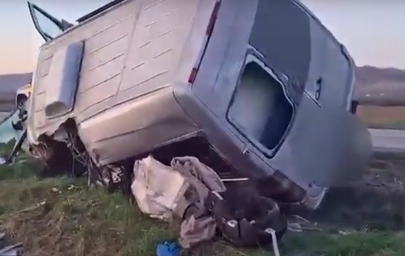 Trei oameni au murit în Câțcău, județul Cluj, după ce un microbuz a fost spulberat de un camion și aruncat de pe șosea, într-un șanț