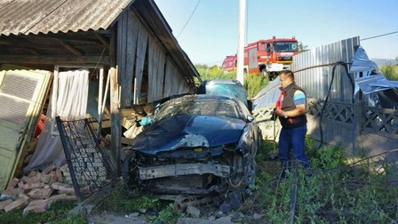 Mașina a fost distrusă, după ce s-a rostogolit de mai multe ori sursă foto: Bistriteanul.ro