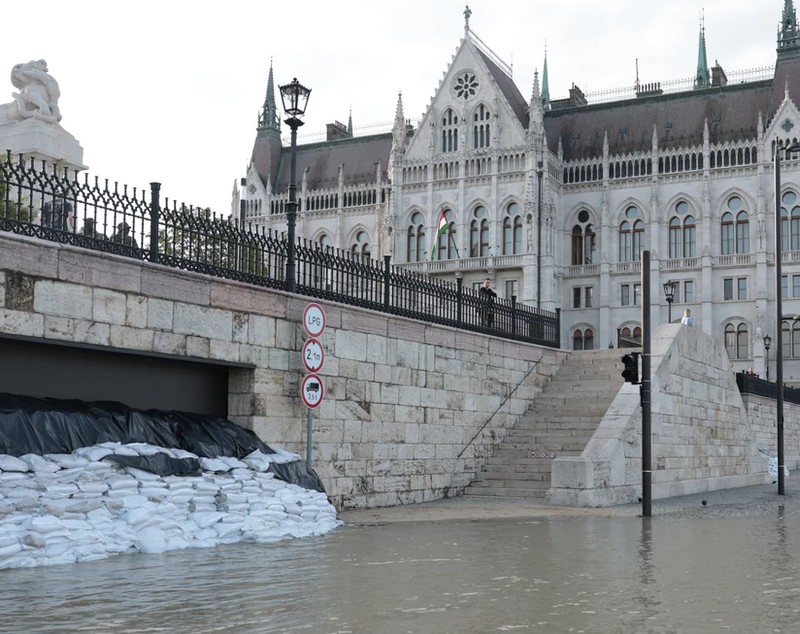 Dunărea a inundat cheiurile Budapestei, stare de alertă în capitala Ungaria. Orbán: „Suntem condamnați să cooperăm” | FOTO
