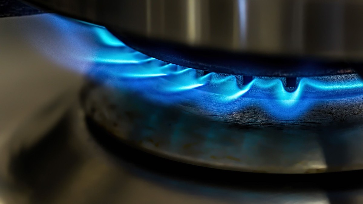 Avertisment: 3,4 milioane de români riscă să aibă facturi mai mari la gaze de la 1 iulie. Aragaz pornit