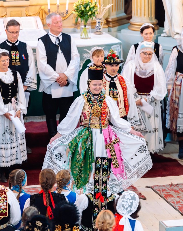 Cum au apărut Andreea Marin, Nadia Comăneci și Kira Hagi, la ritualul nunții sașilor, în Transilvania. Imaginile au fost făcute publice. „Oaspetele de onoare”
