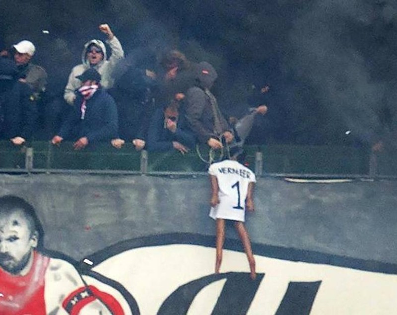 Au înnebunit! Gest extrem pe stadioanele Europei! Ultrașii echipei Ajax l-au ”spânzurat” pe ”trădătorul” Vermeer! / GALERIE FOTO și VIDEO