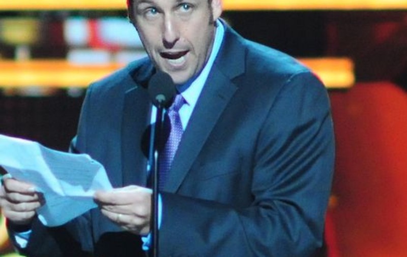 Lui Adam Sandler îi este rușine să mai apară în public. Vezi ce-a pățit!