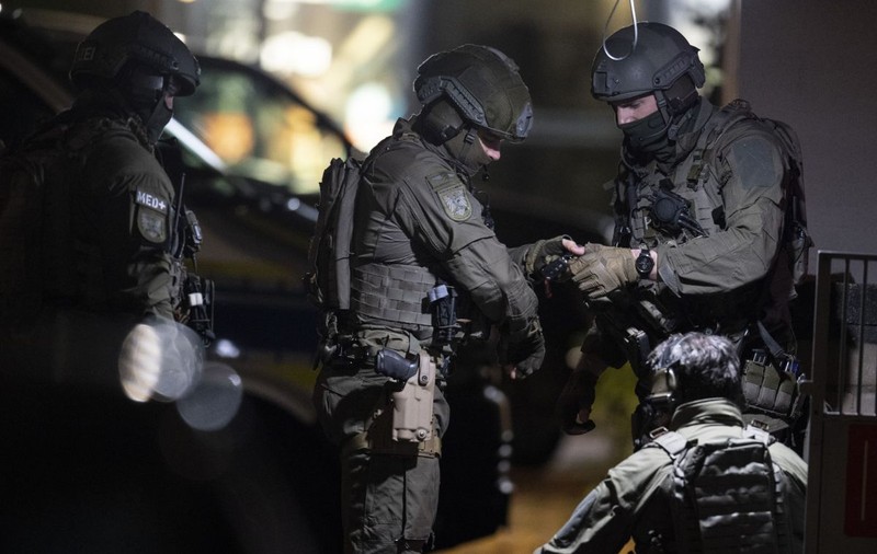 Nouă oameni au fost uciși într-un dublu atac armat calificat drept ”terorist”, în Germania. Suspectul, găsit mort alături de mama sa, ar fi un extremist de dreapta