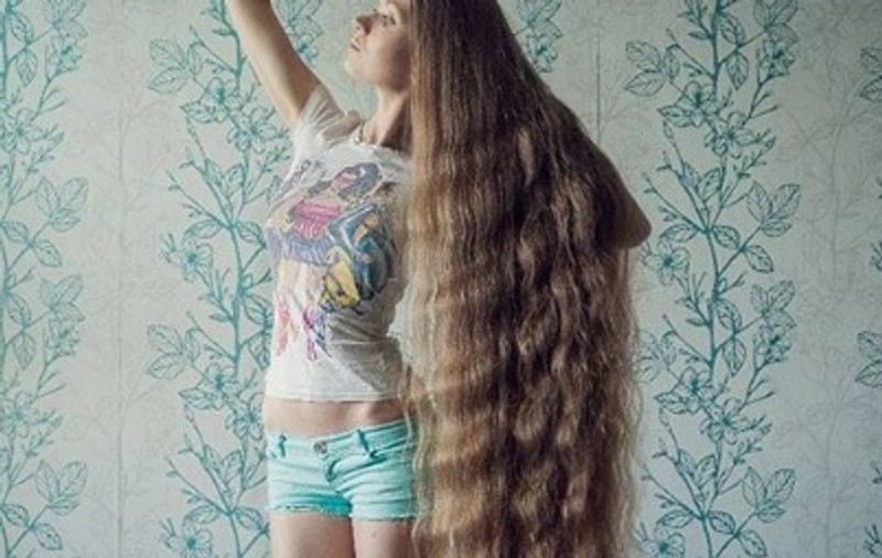 Rapunzel din viața reală: Cum arată tânăra care nu s-a tuns de 13 ani