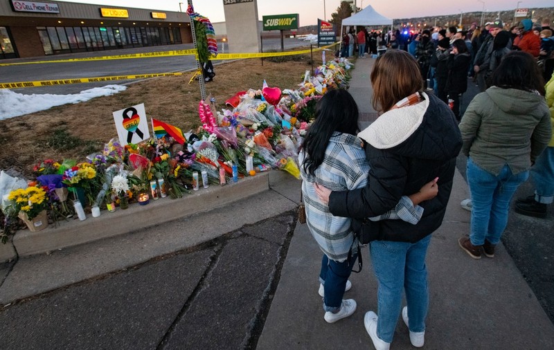 Noi detalii despre împușcăturile din clubul din Colorado Springs. Cum a fost împiedicat atacatorul să ucidă și mai mulți oameni