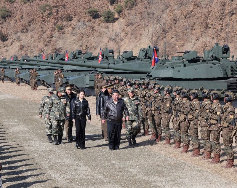 Fiica lui Kim Jong-un a condus un tanc, în timp ce liderul nord-coreean îi dădea indicații zâmbind