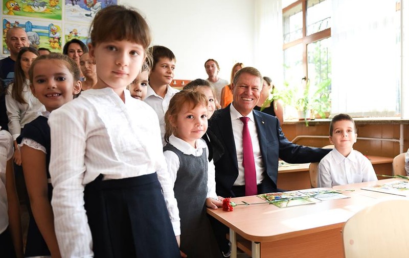 Klaus Iohannis, în prima zi de școală: Educația este calea spre succes și nu corupția, nepotismul, șmecheria sau câștigul facil