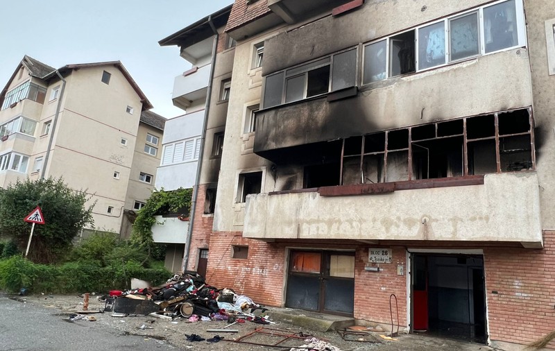 15 apartamente şi cinci mașini parcate, afectate în urma exploziei de la un bloc din Sibiu. Cauza, acumularea de gaze