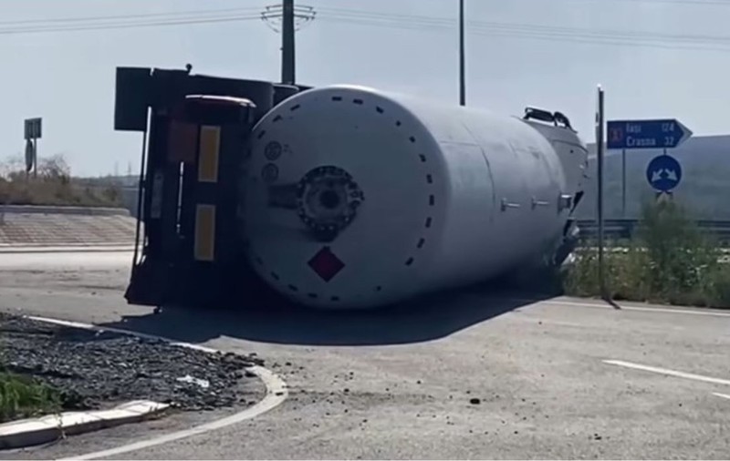 O cisternă plină cu gaz metan s-a răsturnat în Vaslui. Autoritățile au reușit să o repună pe roți după 6 ore de încercări