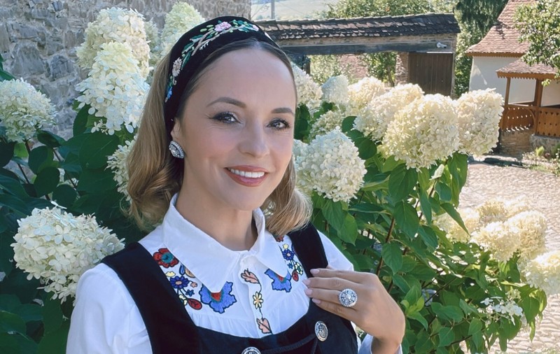 Cum arată mama vitregă a Andreei Marin. Deși a crescut-o ca pe propria fiică, vedeta a acceptat-o greu pe Renata