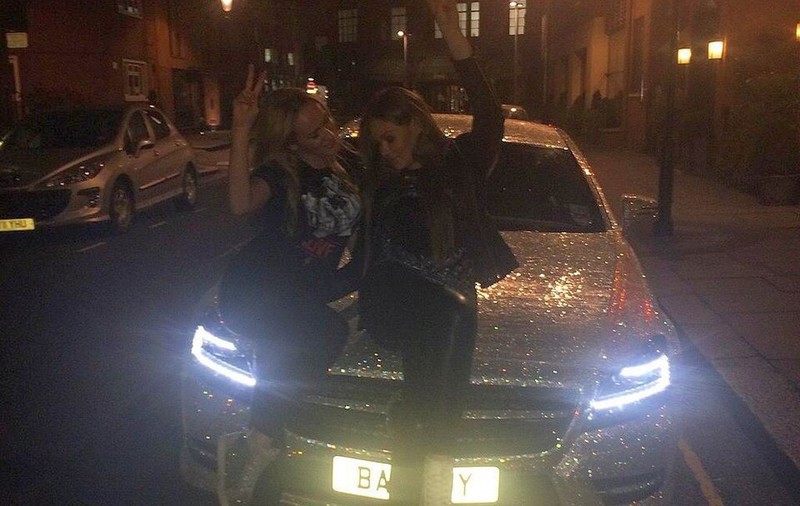 O studentă din Rusia i-a lăsat cu gura căscată pe britanici! A făcut senzaţie la Londra cu un Mercedes acoperit cu cristale Swarovski | FOTO/VIDEO