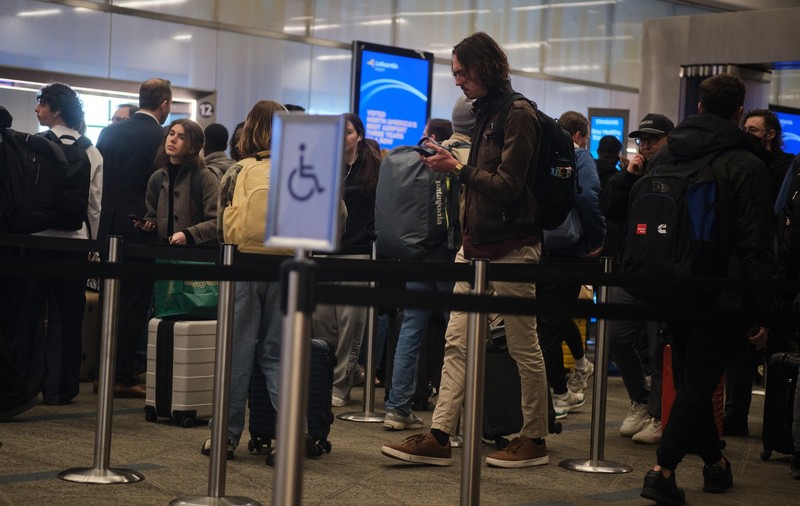 Donald Trump amenință cu trimiterea agenților ICE în aeroporturi, în timp ce Elon Musk se oferă să plătească salariile agenților de securitate, pe fondul unei paralizii bugetare parțiale