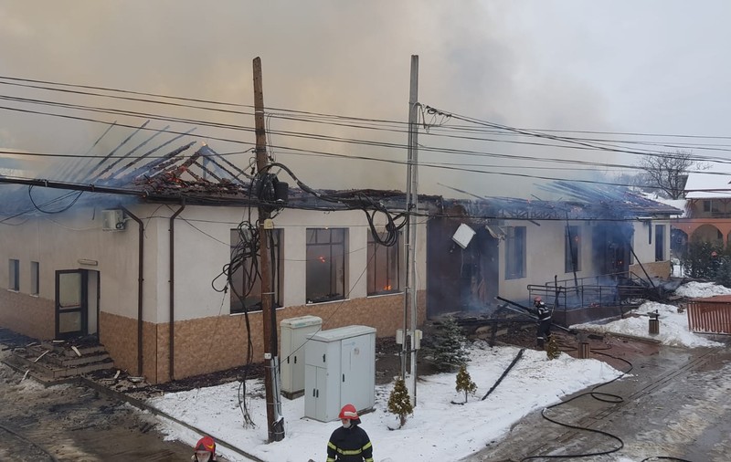 VIDEO&FOTO/ Incendiu puternic în localitatea vrânceană Fitionești. Primăria a fost cuprinsă de flăcări, iar angajații au reușit să iasă înaintea sosirii pompierilor