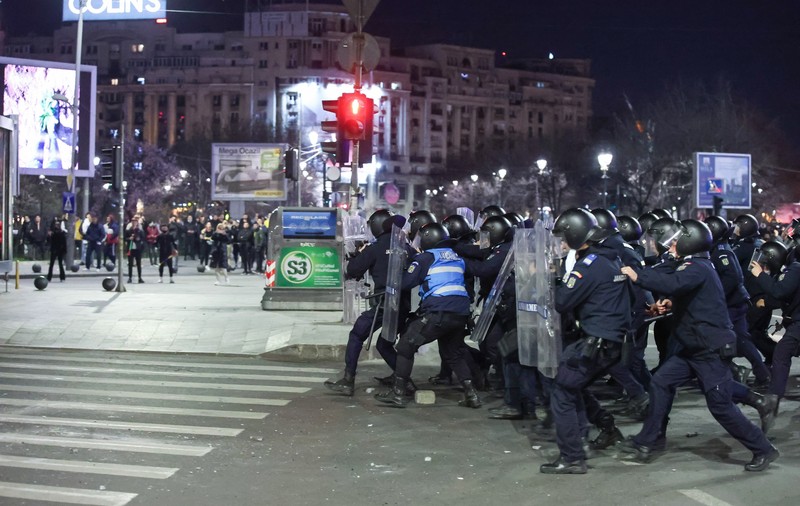 Protestul anti-restricții din Capitală, încheiat cu violențe și arestări. Manifestații și în alte orașe din țară