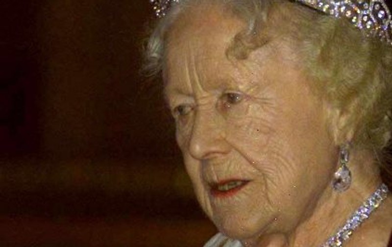 Scandal uriaș la Palatul Buckingham: Regina Mamă ar fi fost fiica unei bucătărese a Casei Regale