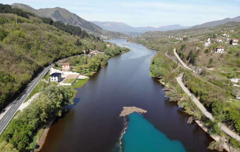 Lacul turcoaz din Bosnia-Herțegovina, plin de deșeuri metalurgice, gunoi de grajd și fecale: „Catastrofă ecologică”