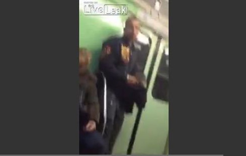 Uite cum se fură un iPhone în metroul din Ungaria! | VIDEO