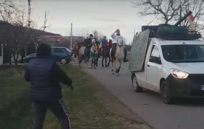 Un tun făcut din cazanul de țuică și urcat pe o dubiță, vedeta paradei de 1 Decembrie dintr-o comună din Olt