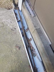 Când este vânt, din turnul nelocuit cad bucăți de tablă lungi de aproape 4 metri. Foto: b365.ro