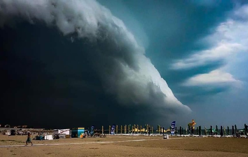 VIDEO |  Imagini spectaculoase pe litoral. Un nor amenințător a acoperit cerul în stațiunea Mamaia