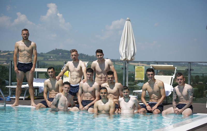 Titularii la piscină, rezervele la antrenament | GALERIE FOTO
