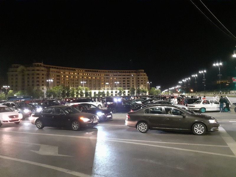 Piața Constituției sâmbătă seara