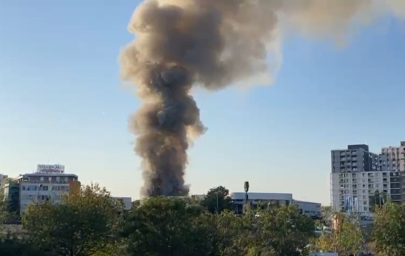 Incendiu cu degajări mari de fum în București, zona Lacul Morii. Containere ale refugiaților din Ucraina au luat foc