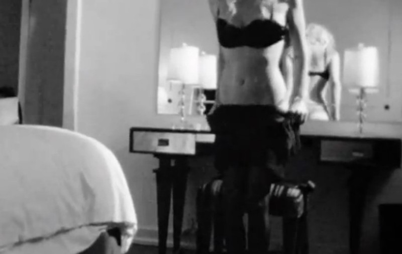 Avril Lavigne se dezbracă în noul videoclip | FOTO&VIDEO