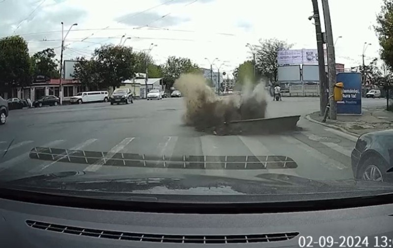 O țeavă de gaze a explodat într-o intersecție din București. Asfaltul a fost aruncat în aer | VIDEO